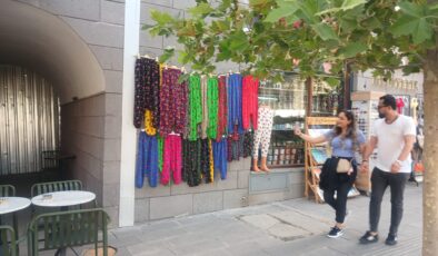 Renk renk çeşit çeşit şalvarlar Sur’daki tezgahları süslüyor