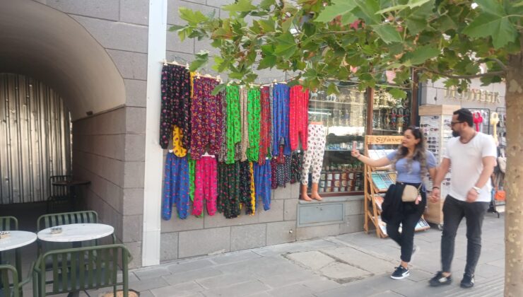 Renk renk çeşit çeşit şalvarlar Sur’daki tezgahları süslüyor