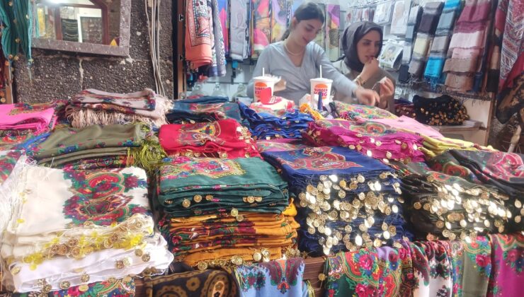 El emeği oyalı tülbentler Sur’da turistlerin ilgi odağı