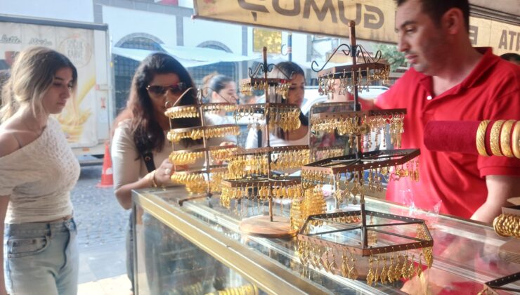 Festival ziyaretçileri hediyelik takılara yoğun ilgi gösteriyor