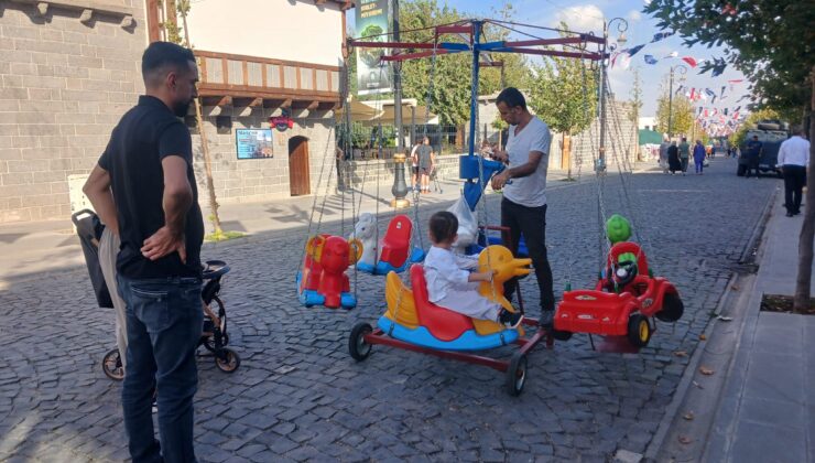 Atlı Karınca Sur Sokaklarını süsledi, çocukları eğlendirdi