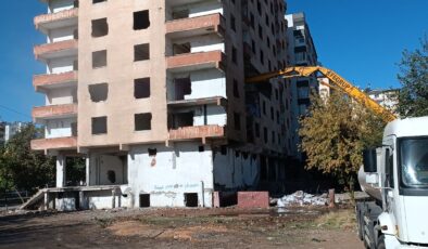 Nihayet O Apartman Yıkıldı