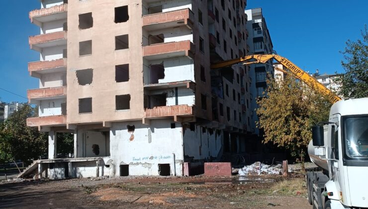 Nihayet O Apartman Yıkıldı