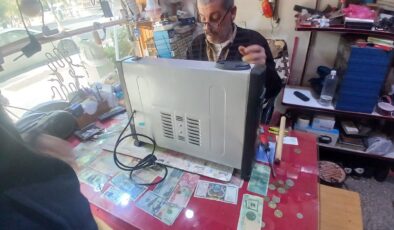 Elektrikçi dükkanında küçük bir para müzesi kurdu