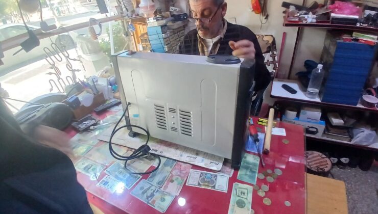 Elektrikçi dükkanında küçük bir para müzesi kurdu