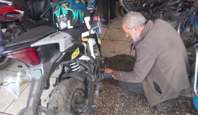 50 yıldır baba mesleği motorsiklet tamirciliğiyle geçimini sağlıyor