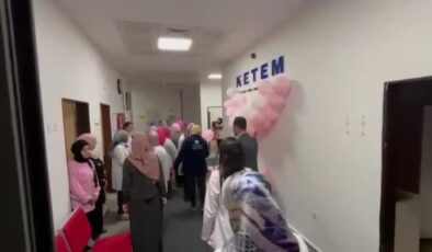 Yaşlı ve engelli kadınlar pembe balonlar ve pastayla meme kanserine dikkati çekti