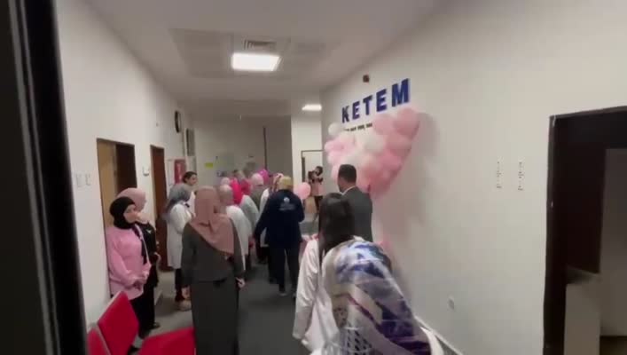 Yaşlı ve engelli kadınlar pembe balonlar ve pastayla meme kanserine dikkati çekti