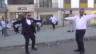 Yeni konutu teslim edilen depremzede, ertelediği düğününü yaptı
