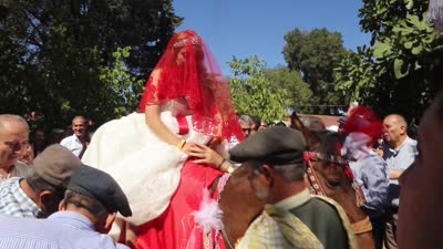 Yörük düğününde damat kara kazan üzerinde zeybek oynadı