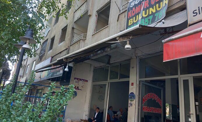Ağır hasarlı kahvehane