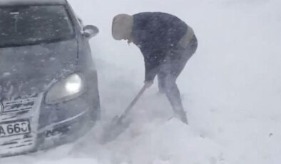 Artvin’de kar yağışı sürücülere zor anlar yaşattı