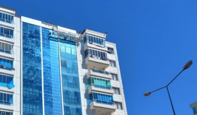 Diyarbakır’da  cam silme işçilerinin zor mesaisi başladı
