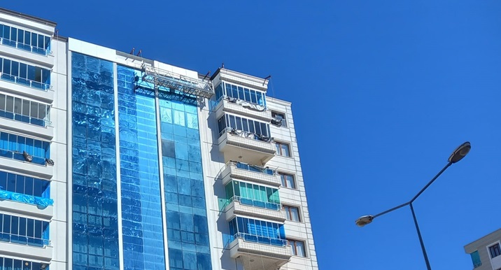 Diyarbakır’da  cam silme işçilerinin zor mesaisi başladı