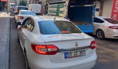 Tek şeritli yolda çift sıra park edilmesi tepki çekti