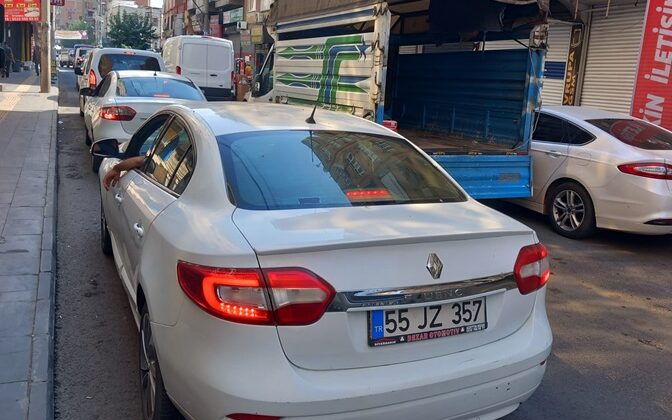 Tek şeritli yolda çift sıra park edilmesi tepki çekti