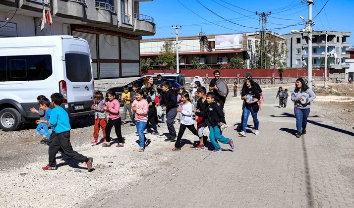 Çocuklar sokaklarda sanatla buluştu