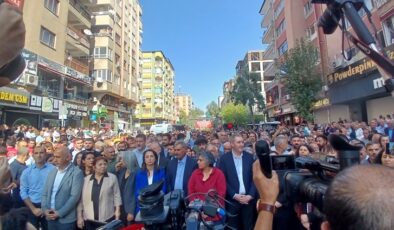DEM Partililer AZC Plaza önünde bekliyor