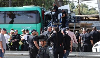 İsrail’de kamyon, askeri üs yakınlarındaki otobüs durağına daldı