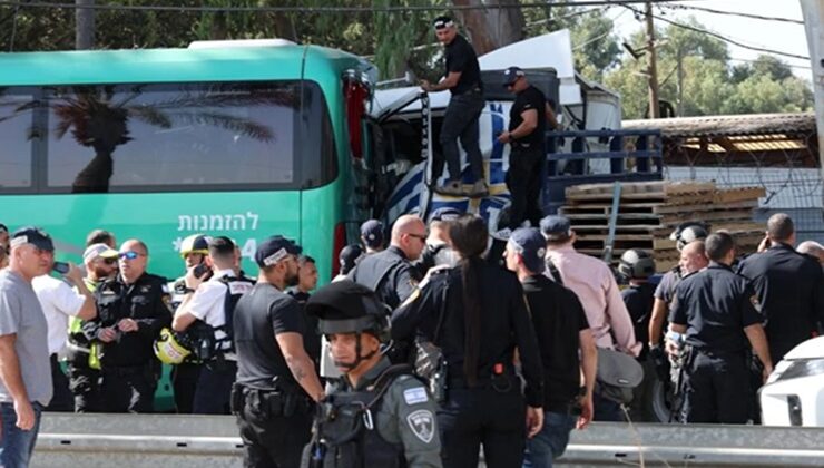 İsrail’de kamyon, askeri üs yakınlarındaki otobüs durağına daldı