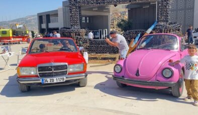 Depremden etkilenenlere moral için klasik aracıyla bin 275 kilometre yol geldi