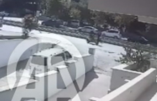 Genç kıza motosikletin çarpma anı güvenlik kamerasına yansıdı