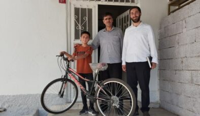 Kur’an kursu öğrencilerine bisiklet ve kışlık kıyafet hediyesi