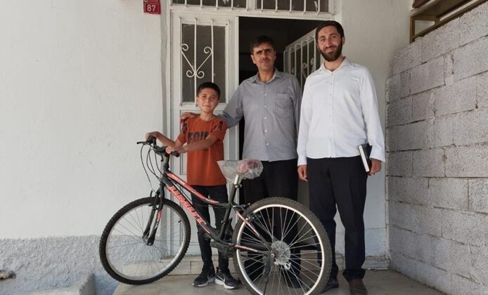 Kur’an kursu öğrencilerine bisiklet ve kışlık kıyafet hediyesi