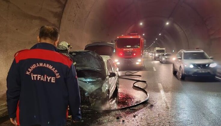 Kahramanmaraş’ta seyir ahalindeki otomobil yandı