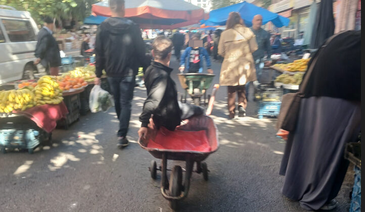 Yaşıtları okulda, onlar geçim derdinde