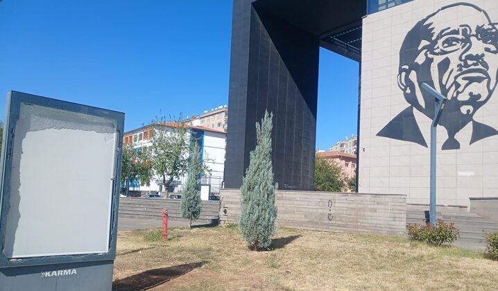 Diyarbakır’da Reklam Panolarına Zarar Veriliyor