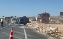 Saman balyası yüklü tır devrildi