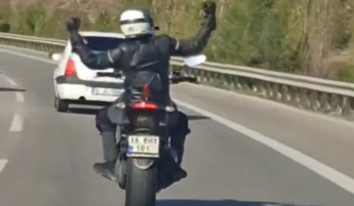 Motosiklet üzerinde dans edip kilometrelerce ilerledi