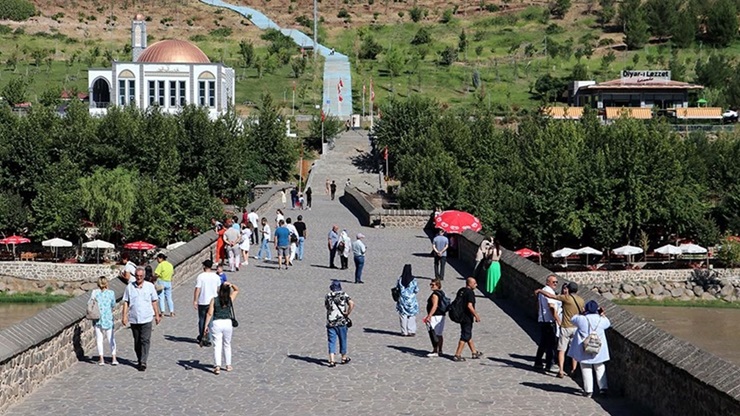 10 bin yıldır yaşamın aralıksız devam ettiği Sur ilçesinde turizm yoğunluğu