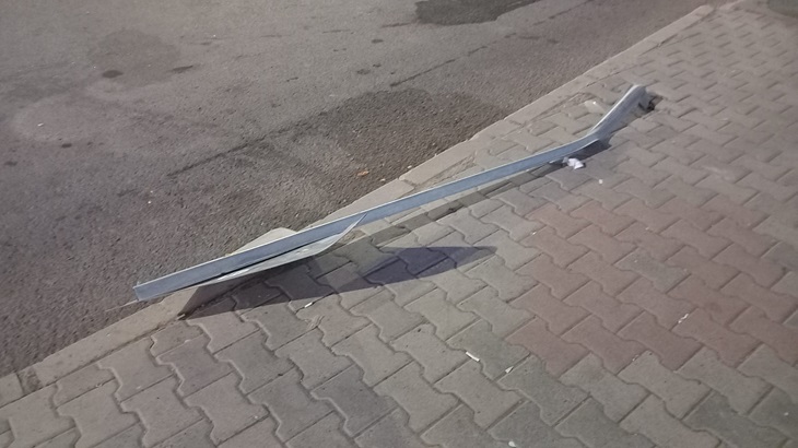 Trafik uyarı levhaları kullanılmaz hale getirildi