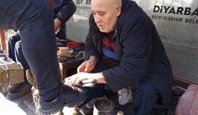 Diyarbakır’da 62 yaşında ayakkabı boyacılığı yaparak geçimini sağlıyor