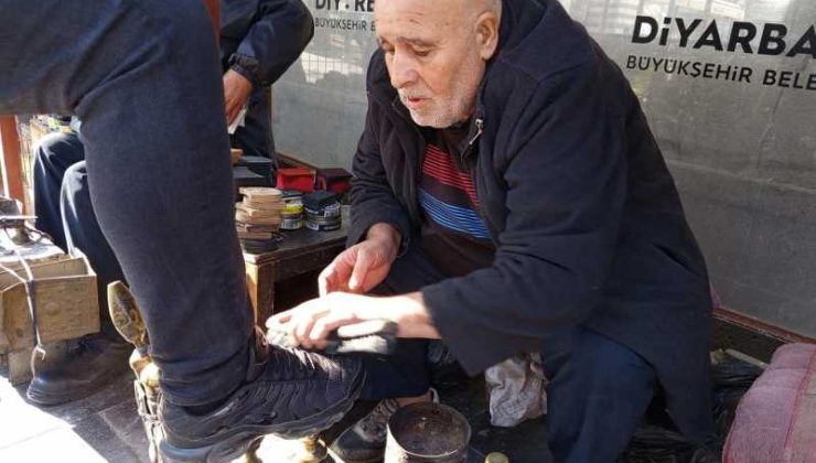 Diyarbakır’da 62 yaşında ayakkabı boyacılığı yaparak geçimini sağlıyor