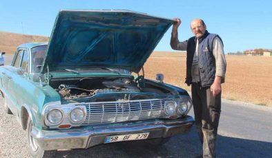 63 model antika otomobili ile yolda kalanların yardımına koşuyor