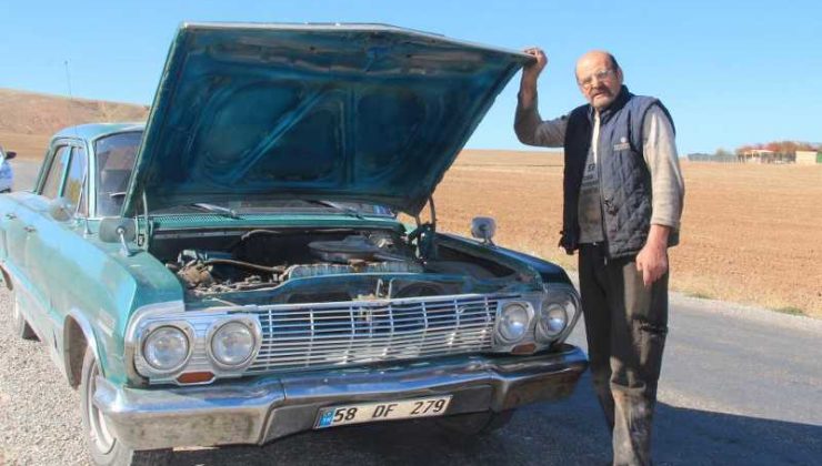 63 model antika otomobili ile yolda kalanların yardımına koşuyor