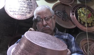 69 yaşındaki bakır ustası mesleğini ayakta tutmaya çalışıyor