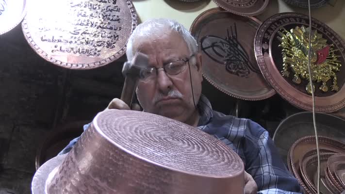 69 yaşındaki bakır ustası mesleğini ayakta tutmaya çalışıyor