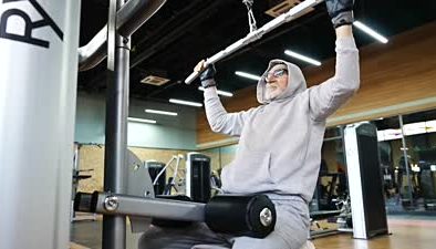 81 yaşında spor salonundaki gençlere taş çıkartıyor