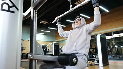 81 yaşında spor salonundaki gençlere taş çıkartıyor