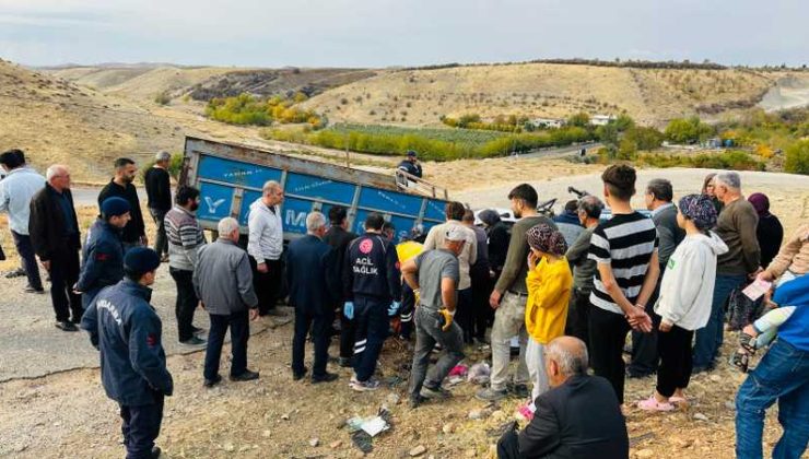 Kahta’da devrilen traktördeki 6 kişi yaralandı