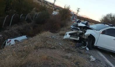 Adıyaman’da otomobil ve kamyonet çarpıştı: 11 yaralı