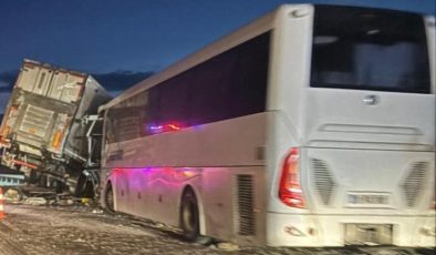 Afyonkarahisar’da otobüs, tır ve otomobil çarpıştı: 30 yaralı