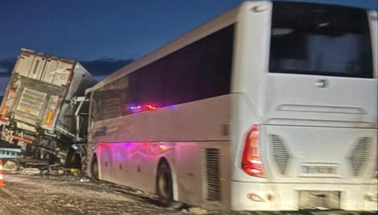 Afyonkarahisar’da otobüs, tır ve otomobil çarpıştı: 30 yaralı