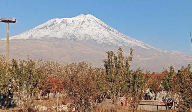 Ağrı dağı, beyaz gelinliğiyle büyüleyici manzaralar sunuyor