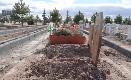 Arazide cesedi bulunan bebek defnedildi