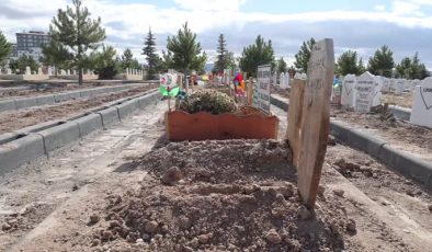 Arazide cesedi bulunan bebek defnedildi